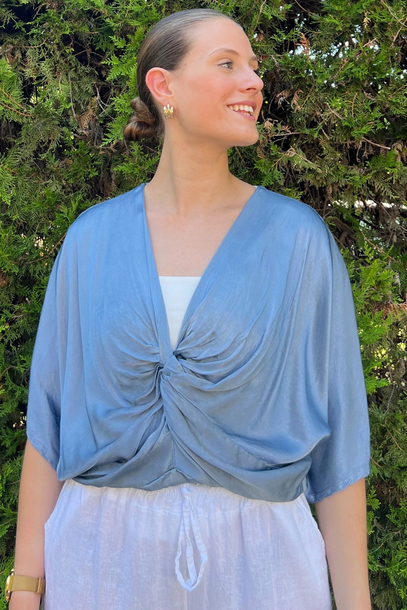 BLUSA ABULLONADA CON NUDO AZUL